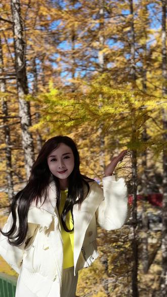 苏木山秋景美如画卷 我收藏的秋天,今天是重阳节,九月九登高望远,吃大铁锅炖羊肉,寓意着步步高升,生活美满。大家好,我是仙姐美食游,都说苏木山的秋景美不胜收,我终于得偿所愿地来到了这个历史文化底蕴深厚的宝地。•“苏木山,古时称箭山、雁门山、蟠羊山, 位于内蒙古自治区乌兰察布市兴和县城关镇,平均海拔 1682.32 米,顶峰黄石崖海拔 2334.7 米,占地面积 27 万亩,是国家 4A 级旅游景区,该地是内蒙古中西部地区超大的人 工林场,也是华北地区超大的落叶松人工林,有“天然氧吧”之称”,漫山遍野的美景,更有层林尽染令人心醉神迷。一定要强调一句,
这里的大锅炖羊肉简直绝了快来苏木山登高参加超多有趣的活动、赏秋景,DIY乐园吧,同时祝愿所有老人都能健康长寿#一起来拍秋天 #旅行推荐官 #秋天的苏木山 #风景如画心旷神怡 #登高望远放飞心情