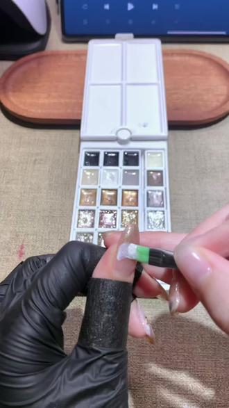 个玩美甲vlog | 鎏金奶呼呼雕花美甲🍂
#鎏金美甲#雕花美甲 #美甲分享 #个人玩家美甲 #美甲教程