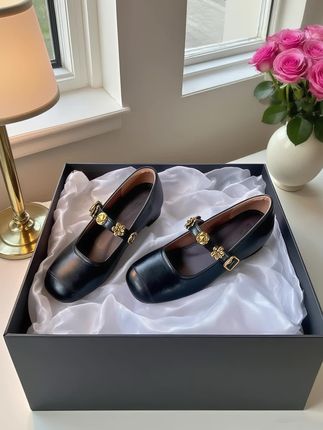 💕这双法式山茶花单鞋惊艳到我了~  家人们,挖到宝了!这双法式山茶花内增高单鞋,穿上就不想脱下来!  它的设计感超绝!山茶花元素的加入,一下就有了那种优雅浪漫的法式风情,穿上它,仿佛漫步在法国街头。而且还是内增高设计,悄悄增高轻松拉长腿部线条,小个子姐妹的福音实锤了,让你瞬间拥有大长腿既视感~  💯鞋型是经典的圆头,对宽脚、肉脚超友好,不挤脚还显脚小。鞋面材质柔软又有质感,走路不累脚,日常通勤、逛街暴走都没问题。  🎀无论是搭配小裙子走温柔甜美风,还是搭牛仔裤走休闲时尚风,它都能完美适配,简直是穿搭界的万能选手!  真心安利这双单鞋,谁穿谁好看,入手不亏系列!  #法式单鞋 #山茶花单鞋 #内增高鞋 #复古女鞋 #软底软面穿上超舒服