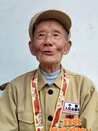 他是谁的父亲,又是谁的儿子?他是12军36师106团的战士。如今再唱《雄赳赳气昂昂》,每一句都带着岁月的重量。向英雄致敬!#老兵 #致敬先烈 #家国情怀#申班长团队#叶子姐姐