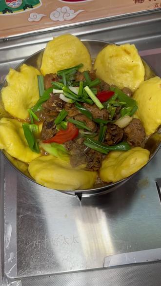 #小鸡贴饼 金黄的玉米面饼蘸上浓郁的红烧鸡汤汁,别提多香了#抖音二创激励计划