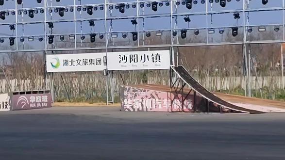 2026年大年初三一家六口开车到湖北仙桃沔阳小镇游玩了一天。
🏎️ 观看了沔阳小镇飞车特技表演:沔阳小镇位于仙桃市排湖旅游度假区,是湖北文旅集团与仙桃市委市政府联手打造的国家4A级景区。这里的飞车特技表演是景区的王牌项目之一,由华家班(央视同款专业团队)呈现。表演特色
- 惊险动作:360度高速旋转侧停、单轮行车极限漂移、高空飞跃、180°漂移甩尾、夺命逃脱、飞越火圈等- 队形变换:特技车辆表演"一字阵""雁形阵""菱形阵"等多种队形。- 互动体验:游客可乘坐跑车,在特技车手带领下体验漂移、十米断桥等刺激项目。
场地规模- 表演场面积15,000平方米。- 观众容量:可同时容纳1500人观看。据说演出时间飞车表演是景区常驻项目,在多个节假日和活动期间均有上演。该项目- 2024年7月26日起正式上新开业;- 2025年五一假期、国庆假期;- 2025年春节非遗文化旅游节;- 2025年暑期"沔阳花火夜"夜游季(7月-8月)其他配套活动。景区内还有沔阳三蒸DIY、非遗市集、花鼓戏皮影戏、焰火篝火晚会、水上烟花秀、大雁伴飞等丰富体验。
实用信息:地址:仙桃市排湖旅游度假区- 交通:距武汉市区约1.5小时车程,汉宜高速排湖收费站下;- 门票:日常需购票入园,特定人群(如大学生、女士节日等)有免票政策;如果您计划前往,建议提前关注景区官方信息获取最新演出时间表。