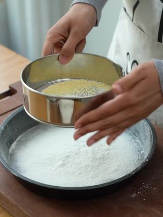 304不锈钢面粉筛子,放时间长的面粉,玉米面什么的,用这个筛子一筛特别方便#筛子 #厨房好物 #不锈钢筛网