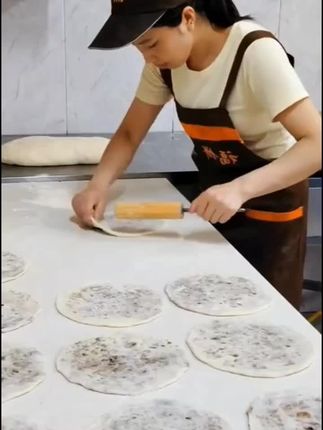 梅菜饼老上海葱油手抓饼梅干菜饼胚正宗半成品速食煎饼酥脆美味#美食卡点 #梅菜饼 #葱油饼 #好吃#美味