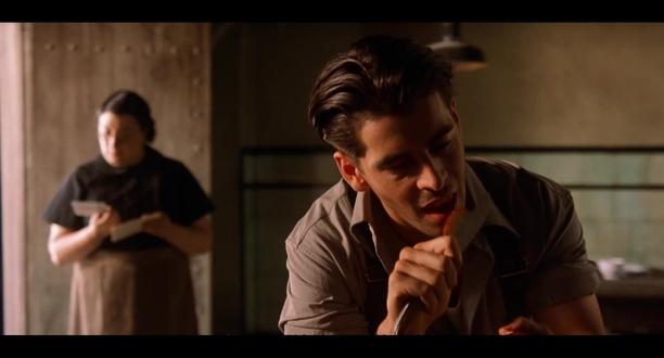 鬼童院(下) 鬼童院(下) 卡洛斯的到来,打破了孤儿院微妙的平衡。夜晚,他总能听到走廊传来若有若无的哭声,一个戴着麻袋头套、浑身湿漉漉的“鬼童”萨迪拉斯的身影反复出现。德尔·托罗巧妙地将超自然现象与现实暴力编织在一起:萨迪拉斯的“鬼魂”既是孩子们恐惧的幻象,更是内战创伤的具象化——他是被前院长为侵吞抚恤金而淹死的孤儿,他的复仇象征着被战争扭曲的人性对良知的拷问。当卡洛斯在游泳池底发现萨迪拉斯的骸骨,手电筒的光束照亮那枚刻着名字的戒指时,超自然悬疑突然转化为令人窒息的现实残酷,观众与主角一同意识到:真正的“鬼魂”,是战争留在人心底的阴影。