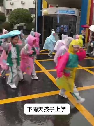 特厚高筒鞋套,防水耐磨,雨天出行必备~ 这款特厚款高筒鞋套,简直是雨天神器!全新 PE 材质,加厚设计,防水、防泥、防泼溅,高位防水,啥积水都不怕,而且它还耐磨防刮,防滑又实用,健康环保。弹力束口设计,怎么走动都不会掉,一体成型,穿脱特别简单,套上往上一拉就搞定#好物推荐🔥 #雨天出行 #下雨天 #一次性防水鞋套 #防水鞋套