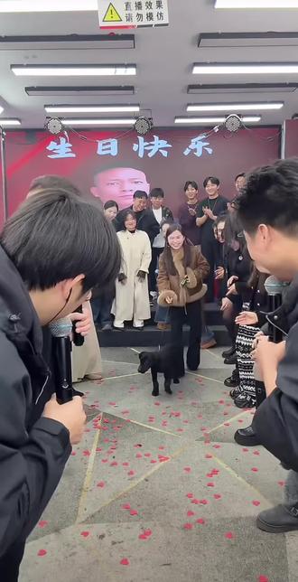 二妹给二狗送的生日礼物好特别啊#万万没想到 #云南阿奎#唐三妹#AK#逗比小二狗