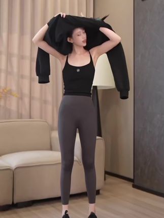 二姐的宝藏机器猫卡通卫衣时尚休闲复古宽松印花圆领美式#25372#卫衣穿搭 #秋装新款 #鲨鱼裤#内搭背心