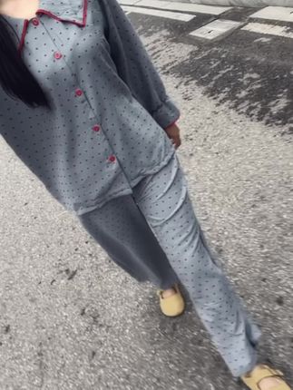 “摆脱不了柴米油盐,”又渴望诗与远方来不急认真的年轻,只能认真的老去,余生贵,请务浪费,和珍惜你的人取暖,和你热爱的事作伴,不负自己•#慵懒风穿搭 #睡衣家居服 #穿搭