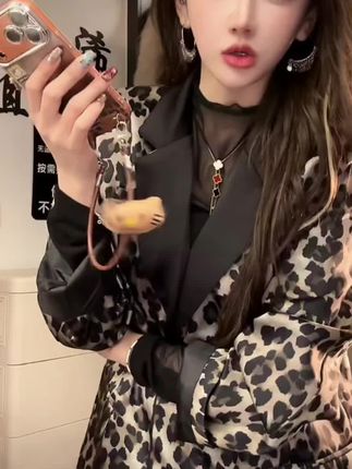#今天穿什么 #出游穿搭 #豹纹小西服 #美出高级感 #谁穿谁好看@DOU+上热门 @DOU+小助手 缎面西装外套女新款设计感宽松休闲豹纹小西服上衣