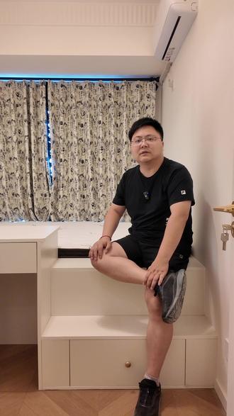 小户型有飘窗的小房间该怎么做。 其实对于这种小户型的,带有飘窗的一个小房间,大家可以借鉴于。我们这种设计。首先第一点不能做榻榻米,我们其实下面做的是这种床架,为什么要做床架,是因为榻榻米,它是会有上潮的,一种现象发生,睡起来会很不舒服。第二种呢,我们在这边的话,我们是先做了一组衣柜,然后转过来是一个书柜,但是因为我们正常的飘窗,他是比较高的。这时候,如果你当一个床来睡的话,他会比较高,我们会做两步的,一个台阶,踏步上来,他会让我们使用起来,更舒适一些。小衣柜也有了,书桌也有了,然后房间也有了,大家其实是可以进行借鉴的。#荆门雲涧 #荆门装修 #荆门雲涧设计 #荆门装修设计 #荆门装修设计师