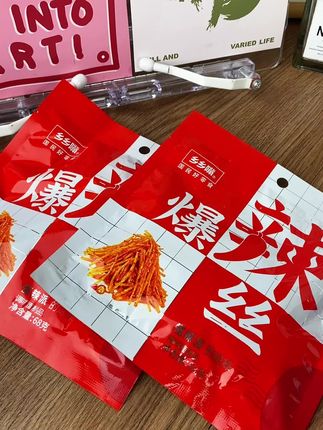 乡乡嘴爆辣丝爆辣棒辣条组合:口味以香辣为主,辣度适中,吃起来爽口,不会有过于甜腻的感觉。辣条面筋劲道,咬起来不费劲@DOU+上热门