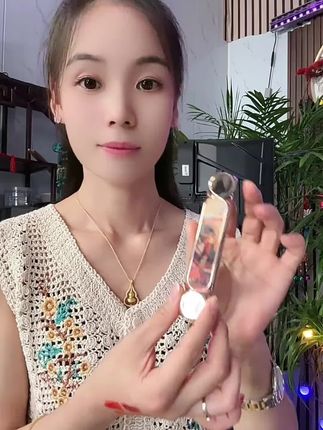 这只口红也太炸了吧,一只口红能涂六种颜色,简直就是宝藏口红#六色口红 #不沾杯不掉色 #agag口红 #口红