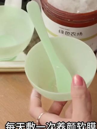 这个就是最近很火的七子草本面膜粉,它是草本护肤,可以很好的滋养皮肤,而且用法简单,只需要按照比例调配好,然后均匀涂脸上就可以了,它能够让你的肌肤变得水嫩光滑。如果你还在因为皮肤问题烦恼的话,那就赶紧试试吧!点击下方链接就能购买了!#强烈推荐 #自用好物推荐