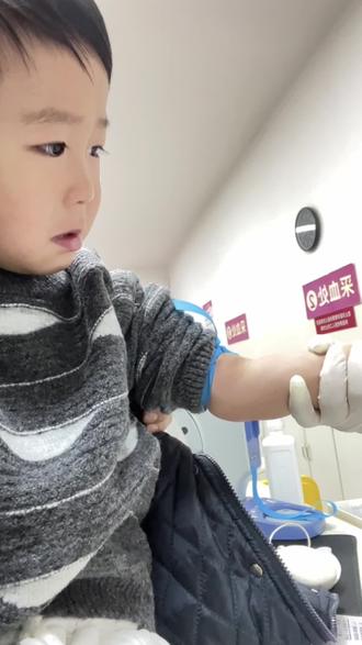 #甲流来袭 2024年最后一天 突入其来的甲流🦠 让人猝不及防 🤷♀️来势汹汹的病毒 对小朋友一点都不友好 😭反反复复发烧 经历了3天3夜 高烧出现发冷发抖 (3岁宝宝第一次)到最后的低温35度 (同样也是第一次)害怕 恐惧 无能为力 更多的是心疼 ☹️不得不说确实比新冠严重 针对于甲流来说 拼的不是药 拼的是妈妈 👩拼的是时间 拼的是孩子耐受力 🌡️孩子生病是妈妈最大的崩溃 “夜夜难熬 夜夜熬 ”无人能替代妈妈这个角色 夜深别的人都能睡着,唯独妈妈精力充沛 各种担心 睡不着 温度计反复测量 及时补水 物理降温 泡脚 时刻都害怕 不敢熟睡 生怕突然会高烧 会哪里不舒服😧孩子生病 大人心力憔悴 👍宝贝你真的很棒 高烧时不哭不闹人 累了自己上床睡觉 烧退了 自己玩耍 感觉比平时的你还要更加懂事 勇敢 🫶即使在你熟睡很香的时候,也会乖乖配合妈妈把胳膊伸出来量体温🤒 很苦的药也喝完💊(豉翘)半夜高烧 强迫叫醒吃药(美林) 泡脚降温 你从未哭过 都配合的很好 🙍♂️肚子疼 你只会对妈妈说 肚子疼 也不会哭 和妈妈一起数数字 让疼痛劲过去 宝宝你真的太太太很棒 很坚强 😘😘 变成妈妈坚强勇敢的小男子汉👨🏻
第3天凌晨体温终于下降 很欣慰 可后半夜体温只有35度.脚 额头冰冷 爸爸先搓脚 加被子 做保暖 (期间我们也查了很多同样的情况说是药物反应之类的)三个小时过去的 不停量体温 直到早上快10点 体温才上升稳定 瞬间才放松了 第4天 白天一切正常 精神状态不错 (没食欲 也不强迫他吃)和爸爸玩的相当开心😃 后半夜还是低温 35.3. 做好保暖 直到早上体温恢复 🌞第5天 白天一切正常 胃口也有所恢复 晚上又又又🌡️低温 35.3. 😮💨 3个小时了 体温没变化 连续3天后半夜都是低温 孩子还踢被子说热 头上出汗 可温度只有35.3 心态有点绷不住了 按耐不住上头 娃真的太受罪了☹️ 从可怕的高温🥵到更可怕的低温 又又又又是一个不眠之夜 调整心态 天亮去医院🏥复查 ##人类幼崽千万别生病😷 #快点好起来 #养娃不易 小男子汉快快好起来 不求所有的日子都泛着光 ✨只愿你每一天都承载着健康 ❤️ 爸爸妈妈陪你一起打怪兽👾