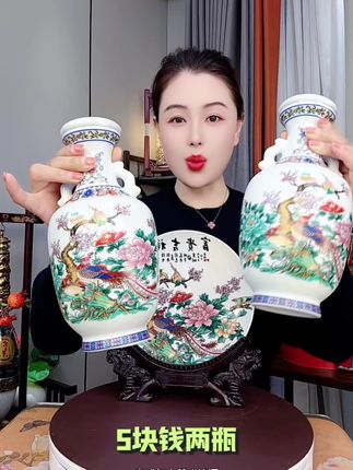 高端大气上档次,不仅酒好喝,滴滴清香,酒瓶还可以收藏摆柜,一举多得,景德镇大师手工定制陶瓷瓶,非常精美漂亮,无论收藏摆柜送人送礼都非常合适#高端瓷器 #高端大气 #美酒 #好喝不贵 #白酒