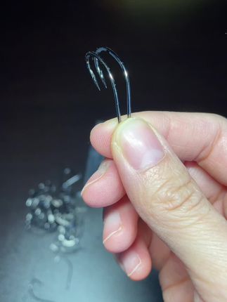 管付丸世鱼钩是海钓和路亚的实用之选。它的长柄设计很贴心,挂活饵时能牢牢固定,摘钩也方便,散装的规格还能按需取用。  歪嘴的造型是个亮点,鱼咬钩后能更顺地刺入,减少脱钩情况,搭配管付的孔环,绑线简单又牢固,应对海鱼挣扎也稳。钩尖锋利,刺鱼迅速,像鲈鱼这类目标鱼都能轻松应对,不管是礁石区海钓还是路亚作钓都适配。  #管付丸世鱼钩 #海钓鱼钩推荐 #路亚钩具 #鲈鱼专用钩 #野钓渔具