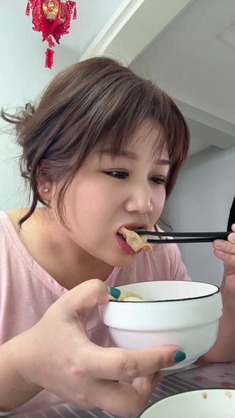 今天的午饭是蒸饺配蒜🧄哈哈~
