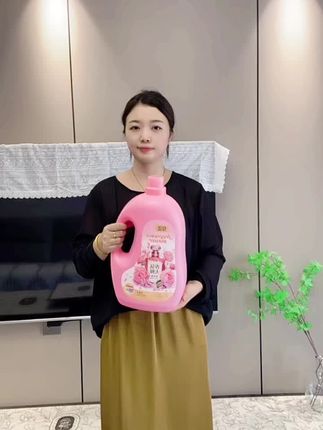 家里有孩子,每天都要洗好多衣服,洗衣液还是选这样的,好用又实惠足足一大袋,老牌子用着也放心,泡沫丰富,主要是去污力强洗好衣服还喷香。#洗护好物