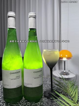 酒蒙子闺蜜婚礼上喝到的!山竹荔枝茉莉雷司令半甜白!第二瓶才1元!开瓶就是清甜的茉莉花香和爆汁荔枝甜味就飘出来了!入口一点都不冲!是半甜的,就像喜糖的甜~像咬破一颗冰镇荔枝,巨清透!巨鲜灵!巨好喝!11度微醺,太适合当喜酒了,敬酒一圈下来刚刚好!#半甜白葡萄酒 #微醺时刻 #雷司令 #喝出新高度 #我超好喝