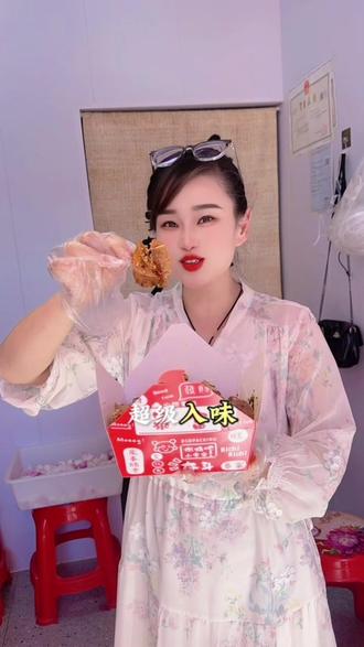 #藤椒芝麻鸭 咱无为不但板鸭好吃,也一定要尝尝藤椒芝麻鸭!每一只鸭子都裹满芝麻,高温油炸,表皮焦香酥脆,加上洋葱土豆一起炸,拌上花生米、葱花,满屋飘香!芝麻的香夹着鸭肉的嫩,给你不一样的味蕾冲击,新店开业抖音团购一整只29.8元,想尝鲜来半只才17.8元#无为小吃#无为美食推荐 #附近美食 #芝麻鸭