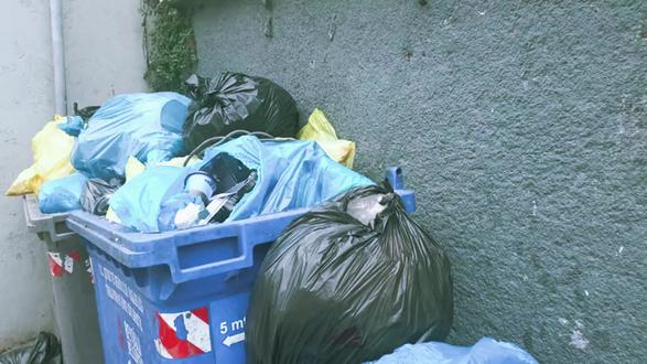 鸟笼效应 问你一个你肯定经历过的问题:
你家里有没有这种东西——
买的时候觉得“早晚用得上”,结果放了三五年,一次没用过,但你又舍不得扔?
或者,你有没有因为“配套”,买过一堆本来不需要的东西?
如果有,今天这条就是讲给你听的。
这背后,藏着一个把人拿捏得死死的心理陷阱——鸟笼效应。
故事是这样的:
心理学家詹姆斯和好友卡尔森打赌。
詹姆斯说:我敢肯定,过不了多久,你就会养一只鸟。
卡尔森不信:我从没想过养鸟,你别瞎说。
几天后,卡尔森过生日,詹姆斯送了他一个礼物——一只精致的空鸟笼。
卡尔森笑了:我说了不养鸟,你送鸟笼也没用。
从那以后,但凡有客人来卡尔森家,看到那个空鸟笼都会问:教授,您的鸟死了吗?
卡尔森一遍遍解释:我没养过鸟,这是个礼物。
但问的人多了,解释累了,最后卡尔森做了什么?
他去买了一只鸟回来。
这就是鸟笼效应:
当你有一个空鸟笼的时候,你迟早会买一只鸟回来——不是因为你需要鸟,是因为你需要让那个鸟笼“合理”。
我给你举几个例子,你就知道这东西多普遍了。
比如消费:
你买了一条新裙子,很好看。
然后你发现,自己没有能搭配的鞋。
于是你买了新鞋。
接着发现,包也不搭,于是买了新包。
最后发现,发型也不对,于是去做了新发型。
一条裙子,让你花掉了十倍的钱。
那条裙子,就是你的空鸟笼。
比如手机:
你换了一部新手机,发现旧充电头不匹配。
于是买了新充电头。
接着发现,无线耳机也要换新款才搭。
再接着,手机壳、手机膜、快充线、车载支架……
一个手机,带出一整套配件。
那部新手机,就是你的空鸟笼。
比如健身:
你办了张健身卡,觉得光去不行,得买装备。
于是买了运动鞋、运动服、运动水壶、运动耳机、运动手环。
去了几次,发现拍照不好看,又买了瑜伽垫、弹力带、健身镜。
装备齐了,去健身房的次数呢?一只手数得过来。
那张健身卡,就是你的空鸟笼。
比如职场:
公司给你配了个助理,本来可有可无。
但有了助理之后,你开始觉得:得给助理找点事做。
于是你开始分配任务,慢慢发现,有些杂事确实可以交出去。
再后来,你习惯了有助理,离不开了。
那个助理,就是你的空鸟笼。
比如最经典的鸟笼现场:
你刷短视频,看到一条广告,觉得“这玩意儿挺有意思”,下单了。
东西到了,发现得配点别的才能用。
于是又下单。#问你一个问题 #认知 #思维