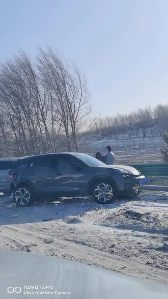 正月初六,集阿高速堵车 定好的返程日期,早起却突然下了一场雪,下午3点终于高速解封了,从前旗收费站上了高速,没走多远就遇到了一起车祸,幸好人都没什么事。
下午四点,堵在了距离突泉还有18公里左右的红旗村附近,然后就开启了长达5个多小时的堵车之路,这5个多小时从天亮到天黑,车子几乎是一动都没有动,车外是9级的白毛风(我一个土生土长的内蒙人,40多年来也是第一次体验白毛风的威力😂),这个心情,只有当时堵在路上的人能理解,想去了解一下前方的情况,下车走了很远都找不到堵车的源头,也不知道因为什么堵的车!
晚上九点多,终于在交管和警察的协调下,从对向车道开始龟速驶离这里。
这一次的极端天气之旅,让我们体验了大自然的威力,也体验到了人与人之间的温暖,有我们帮别人把车推出来的喜悦,也有被别人温暖的感动!
⚠️⚠️⚠️最后提醒大家,以后开车出门一定要带充足的水和食物,不管你能不能吃的完,路上一定要多带些⚠️⚠️⚠️