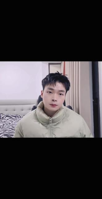 这个时代,“选物质的女人被说现实,没本事的男人讲真心被说无能……感情里的无奈,谁又真的懂? #感情里的现实 #真心的重量