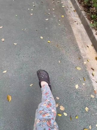 爱穿洞洞鞋得小女孩一枚~ #洞洞鞋女 #夏天该有的样子 #洞洞鞋推荐