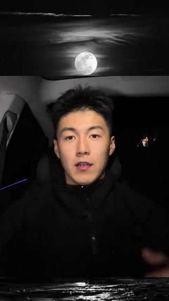 有位粉丝朋友说这首散曲的“峰峦如聚,波涛如怒”中“聚”和“怒”很有味道。以下是个人愚见:
首先,张养浩在写作时,心中一定盛着人民。他将自己的主观情感投射于客观景物之上,他眼中的山河必然承载着他的忧思。因此,如果大胆一点、发散一点。那么,“聚”可以看作是无数苦难百姓的汇聚和凝聚;“怒”则完全可以解读为积压在人民心底、对不公世道的汹涌怒火。其次,山河是永恒不变的,是千年历史的沉默见证者。它们见证了无数战争、劳役、赋税给人民带来的痛苦(承受痛苦的人民同样也是“不变”的)。从这个角度看,它们与作为整体存在的、永恒承受苦难的人民,在“见证历史”这一属性上产生了重合。所以“峰峦如聚,波涛如怒”象征着人民的力量与愤怒,“峰峦”、“波涛”所“聚”、所“怒”,也是人民之聚,人民之怒。#诗词 #青年创作者成长计划