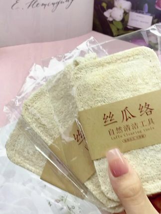 天然丝瓜络洗碗刷,是家庭清洁的好帮手。由丝瓜瓤制成,无任何科技添加,可降解,环保又安全。它能轻松应对洗碗任务,无论是油渍还是污渍,都能有效去除。还可以当作锅刷,清洁力十足。#好物推荐🔥 #自用好物推荐 #居家生活技巧 #生活用品 #种草好物