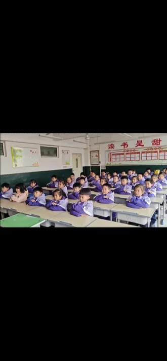 众妈、众爸们:
本班教师元气已耗尽,需闭关修炼,神兽们已归山,喜迎马年新春。
神兽各回各家后,望众爸妈摆正心态,有勇有谋,陪神兽欢欢喜喜过大年!
待马年开春,本班教师满血复活之时,再迎神兽归校!