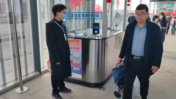 春节期间,济南地铁济阳线为保障乘客正常乘车,运营二分公司多措并举,全力保障乘客安全有序出行。
在各站点入口,工作人员严格落实安检制度,引导乘客有序排队,通过刷卡、扫码等方式快速通行。针对大客流情况,车站提前优化了客流组织方案,在关键点位增派人员值守,及时疏导客流,避免拥堵。同时,车站通过广播、电子屏等多种方式,实时发布列车时刻、换乘信息及安全提示,引导乘客错峰出行、文明乘车。
为确保运营安全,济阳线各专业班组加大了对列车、信号、供电等关键设备的巡检频次,及时排查并消除安全隐患。应急处置队伍24小时待命,确保在突发情况下能够快速响应、高效处置。
一线员工坚守岗位,以饱满的热情和专业的服务,为乘客提供购票咨询、换乘引导、帮扶老弱等贴心服务,用实际行动守护着市民的出行路,让每一位乘客都能感受到安全、便捷、温暖的乘车体验。