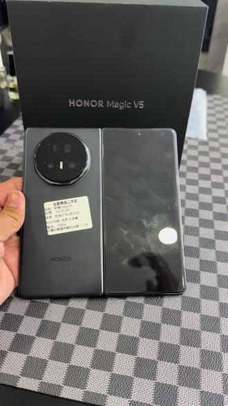 新到荣耀Magicv5 16+512G 绒黑色一台 正品国行 成色99新 在保到27年4月10日 纯原无拆修 盒子配件大全套!#荣耀Magicv5 #magicv5 #荣耀折叠屏 #精品二手机