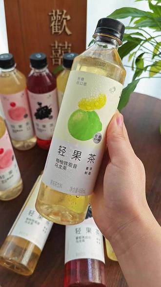 我怀疑喜茶背后有高人指点,这个轻果茶真的好喝到离谱。关键现在这家商家就给发一整箱八瓶,性价比高到我半夜都偷笑。有🍇葡萄黑加仑青提卡曼橘🍊,还有柚柚铁观音🍑蜜桃蔓越莓。糖的口感更清爽,醇厚的茶香搭配清爽的果香,清爽又解腻,好喝无负担,趁活动划算闭眼囤!
#喜茶 #喜茶轻果茶 #仙女都在喝什么 #饮品推荐