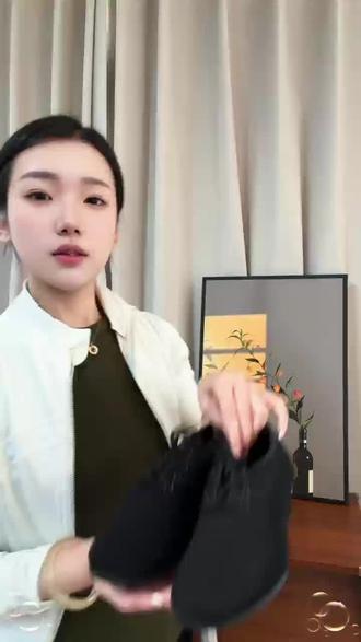 牛津布拉丁舞蹈鞋 #女鞋推荐 #女鞋 #舞蹈鞋 #拉丁舞 #穿漂亮鞋子过夏天 ①优质橡胶底,直板底的设计,减震又抗造,跳再久也不累脚、不变形;②牛津布面料太舒服,透气不闷脚、不磨脚,夏天跳也清清爽爽;③大粗跟设计,稳到离谱,旋转跨步不打滑,新手也能大胆跳!轻便好穿