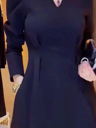 重工洋气黑色连衣裙子V领钉珠赫本风小个子a字法式长裙显瘦#黑色连衣裙 #法式长裙