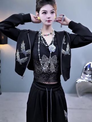 如何穿出高级感?TCH烫钻元素为轻奢穿搭加分 #TCH穿搭加分项 #说好的随便穿穿去看秀 #秋日户外就穿琥珀系 #琥珀系拉抽屉变装 #成毅男大白T穿搭