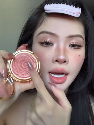好看的妆容必备一个减龄感的高光 #专业化妆师#新娘#高光#化妆造型分享#腮红打法