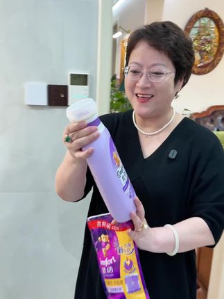 我是一年四季洗衣服都会用金纺柔顺剂的,洗完的衣服穿的舒服,四件套洗完也是软软的#金纺柔顺剂 #洗护好物 #柔顺剂 #超便宜超划算