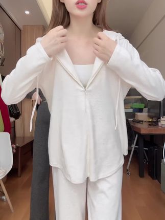 超适合孕妈早秋穿的套装!半拉链连帽上衣 + 休闲裤,慵懒风十足还洋气。米色、灰色两色任选,托腹调节带可自由调节松紧,外穿舒适又好看~#慵懒风穿搭 #孕期穿搭 #显高显瘦穿搭 #显瘦遮肉