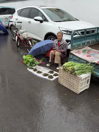 下雨偶遇奶奶……