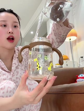 买过贵的还是#尼维森学饮杯 即是水杯也是奶瓶好用又轻便,换了这个#直饮杯 奶量都上去了,喝的快又不抢#学饮杯