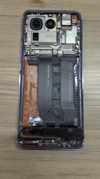 今天给11Ultra换了个组装屏,说实话不推荐,不支持太多(指纹识别不行,距离感应不行,高刷高分辨率不行。屏幕位于尾插位置发热严重,最后商家说不支持高刷),前置摄像头错位明显。做备用机还行,主机就算了。#小米11ultra #换屏幕 #小米15pro #手机维修换屏 #小米手机