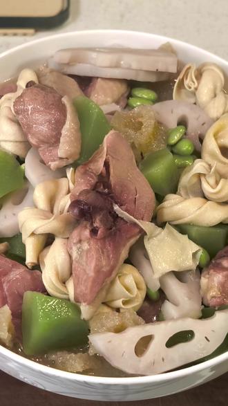 腊鸡腿烧百叶结 天冷了来一碗,又咸又香又暖。关键是配料素菜可以根据自己的喜好随便加!#腊鸡腿 #家常菜 #在家做美食 #在家吃饭
