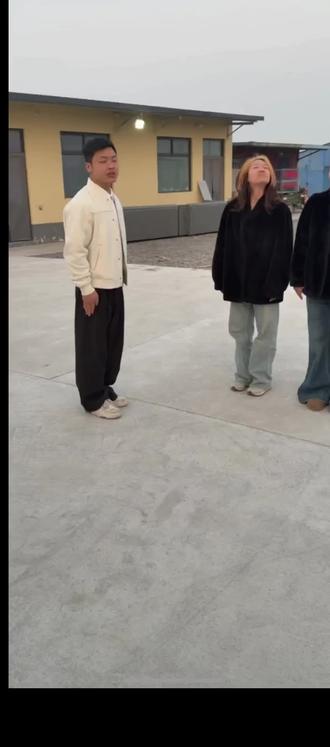 句号有模有样,训练Tina索菲亚军姿#变形记 #叛逆 #成长 #正能量 #教育