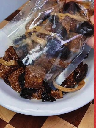 四喜烤麸 老上海经典四喜烤麸,不仅没有酸味,烤麸吸饱了汤汁真的很好吃,比外面买的好吃太多了#下饭菜 #烤麸 #特色美食