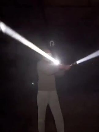 穿天炮白激光户外超强光手电筒,户外露营探险照明必备神器!#多功能手电筒 #高性能实用工具 #强光手电筒 #户外照明