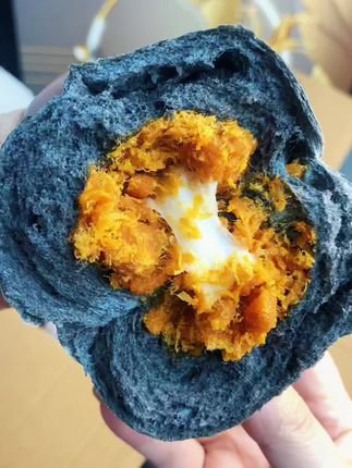 碧翠园你真的懂事啊,差点因为它土土的外表而错过了这么好吃的全麦面包,心里满满都是肉松,松软有嚼劲的欧包搭配咸甜的肉松,真的巨好吃😋还是多个口味的,真的爱了#面包 #碧翠园 #碧翠园全麦欧包 #肉松