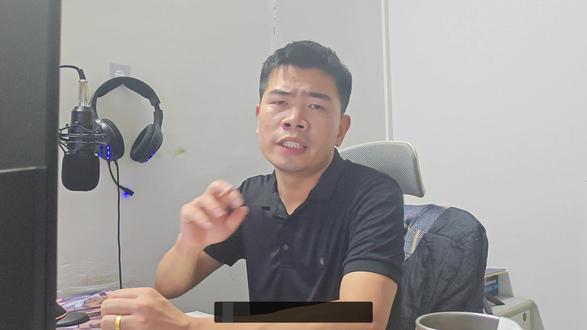 要和愿意在山顶买 15 元烤肠的人做朋友 曾以为 “会过日子” 就是货比三家、省下每一分 “冤枉钱”,直到大二那年爬山,室友笑着买下 10 元一瓶的水 —— 明明山下只要 2 块,他却说 “能解渴、能让我们看到山顶的风景,就值”。后来带弟弟去景区,明明够钱却因栈道从免费变收费转身离开,看着他耷拉的脑袋,我才懂自己被 “性价比” 困住,弄丢了本该有的快乐。
再到后来,我渐渐不再为几毛钱讲价,不再纠结 “值不值” 的市场价,反而学会看重钱背后的意义:是修鞋大爷手上的胶水味,是弟弟期待瀑布的眼神,是口干舌燥时那口清凉的水。原来最好的生活观,从不是省钱,而是让钱服务于当下的满足、身边的温暖。
我从 “计较” 到 “通透” 的小日子,也想告诉你:别让价格标签遮住生活的光,和懂得 “把钱花在值得上” 的人同行,才会发现 —— 日子的珍贵,从来不在省了多少,而在收获了多少满心欢喜。 #一定要看到最后 #正能量 #随便聊聊 #什么样的朋友